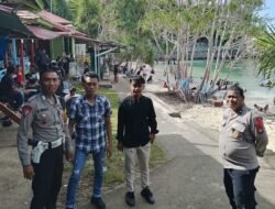 Wisata Pantai Dato Dipadati Warga Pasca Idul Fitri, Personil Polres Majene Berikan Imbauan Keselamatan Kepada Pengunjung